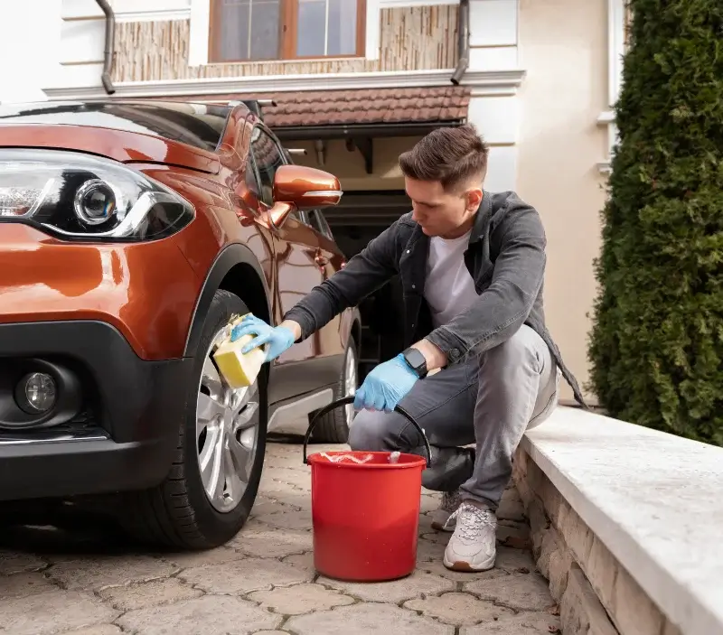 Lavage auto à domicile Sainte-Agathe-la-Bouteresse : professionnel intervenant sur un véhicule